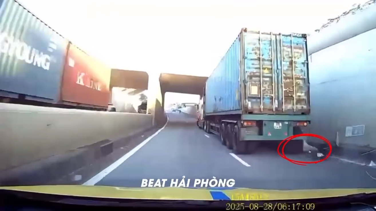 Va chạm với xe container, người đi xe máy ngã xuống đường tử vong