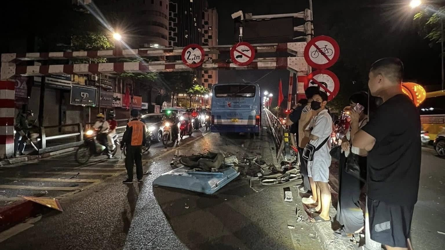 Hiện trường xe buýt đâm vào rào chắn trên cầu vượt Thái Hà