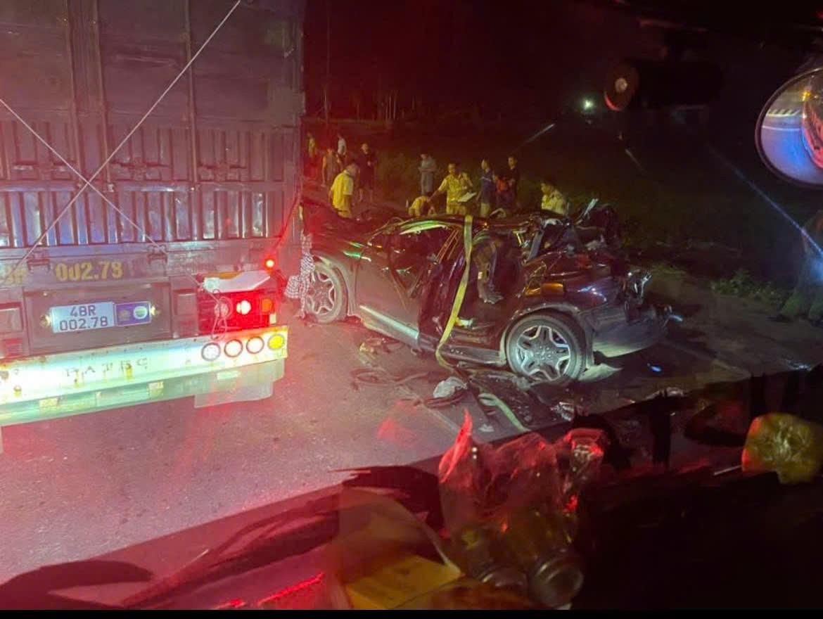 Santa Fe bị tông từ phía sau bẹp nát, tài xế tử vong