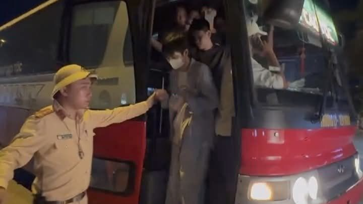 Hải Phòng: Xe khách chở quá tải, lái xe không có GPLX nhận mức phạt lên đến 171 triệu đồng