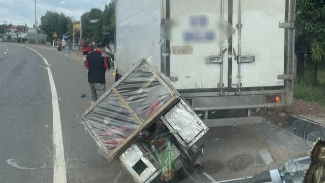 Tông đuôi xe tải đang dừng đỗ, người đàn ông bán bánh mì ở TP. HCM tử vong