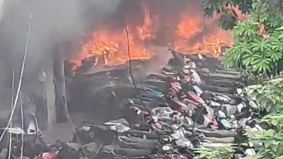 Cháy xe máy ở gầm cầu Vĩnh Tuy