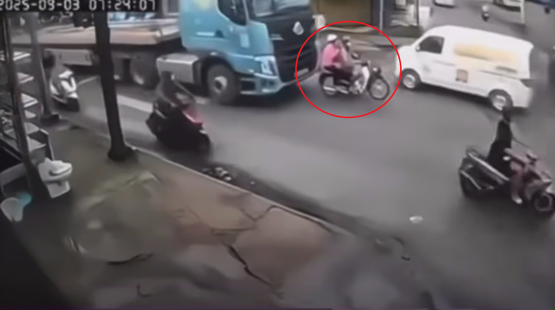 Xe máy va chạm với container vì sang đường chậm khiến 1 người tử vong