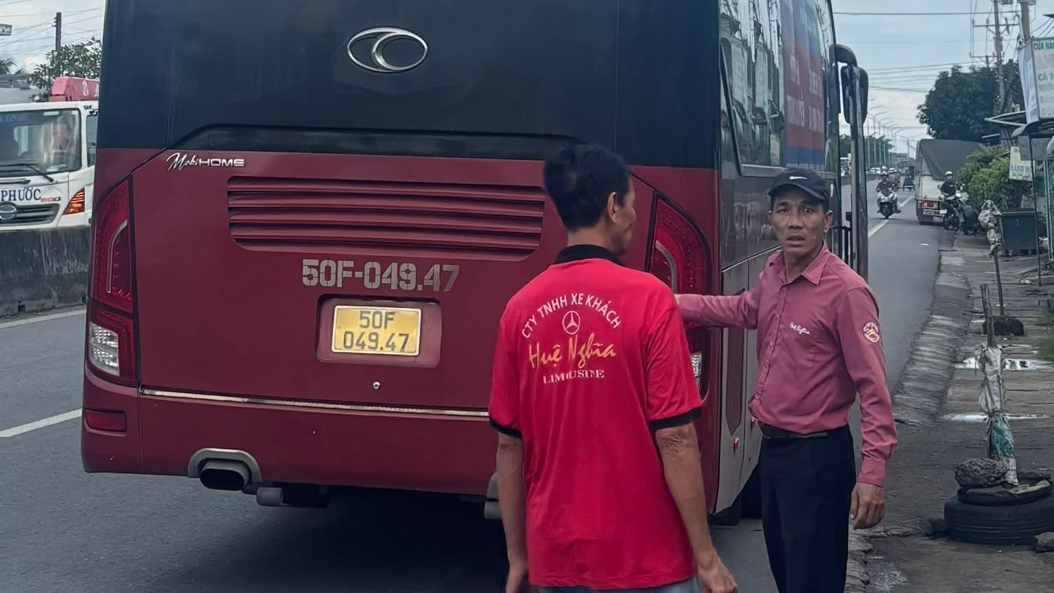 Mâu thuẫn khi tham gia giao thông, tài xế xe khách và xe ô tô xảy ra xô xát