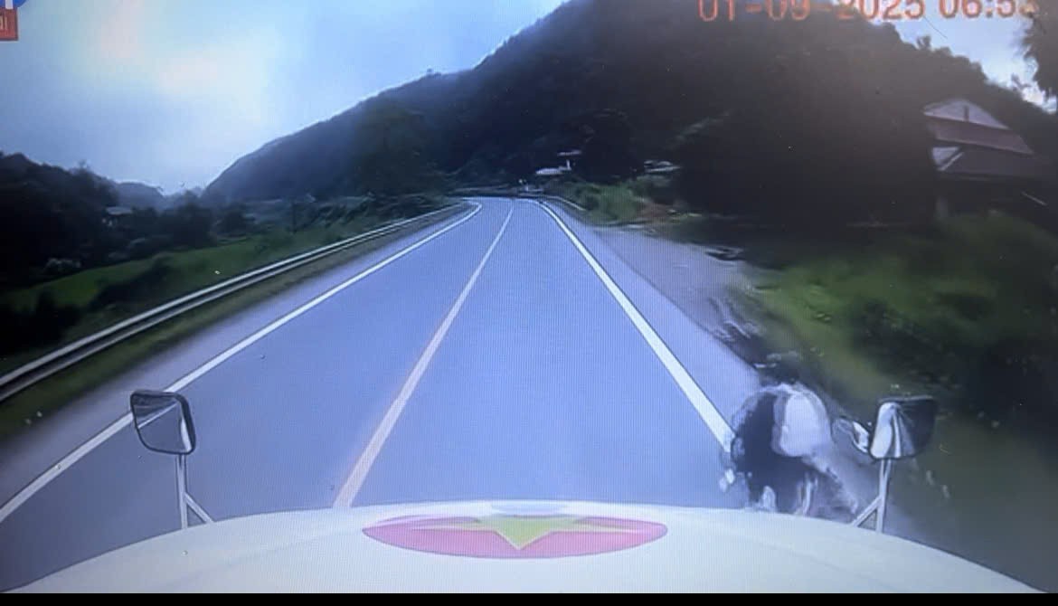 Tài xế xe container phản ứng cực nhanh cứu cháu gái đi xe máy một mạng