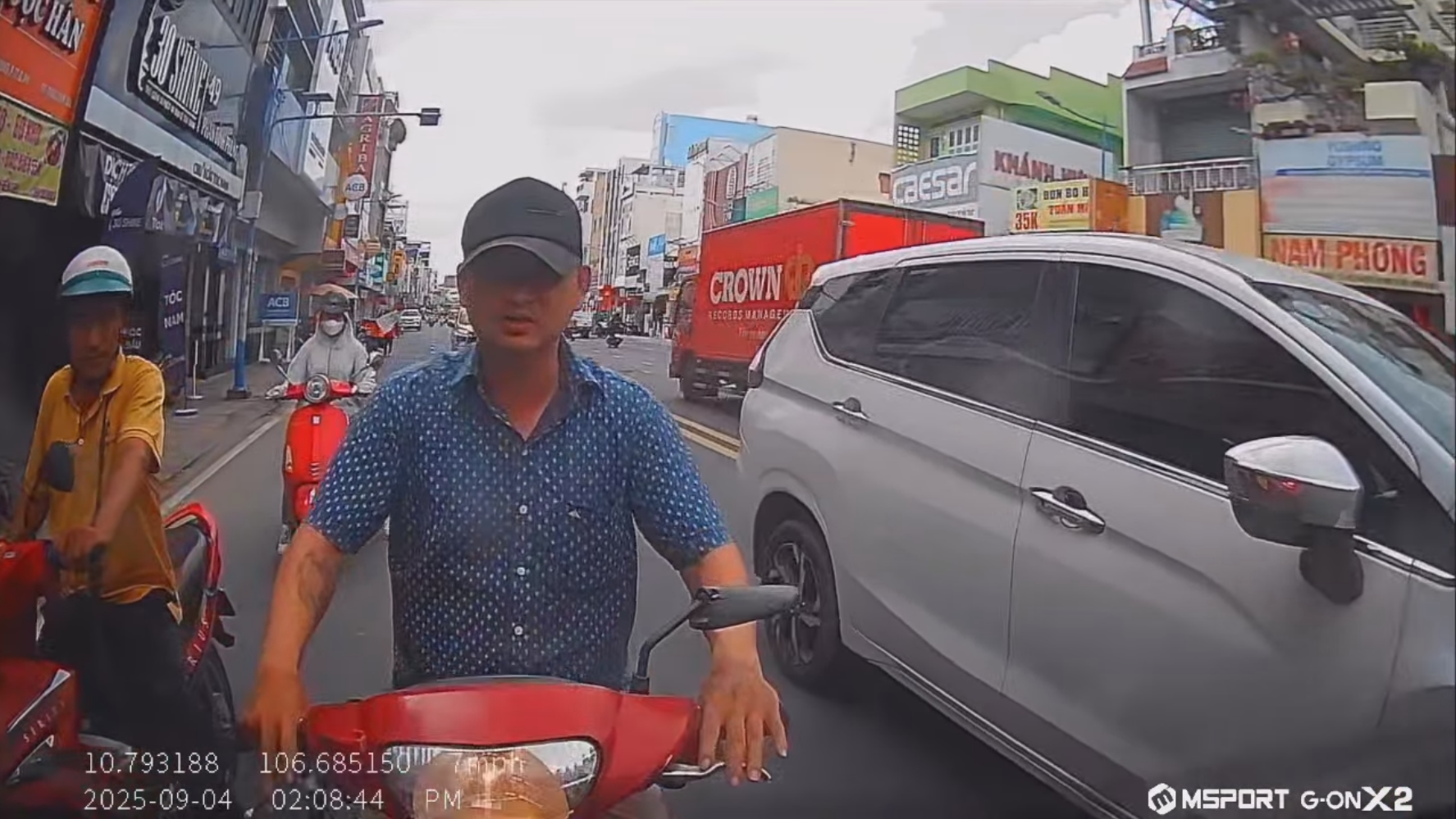 Cố ý húc đít xe con phía trước để ăn vạ?