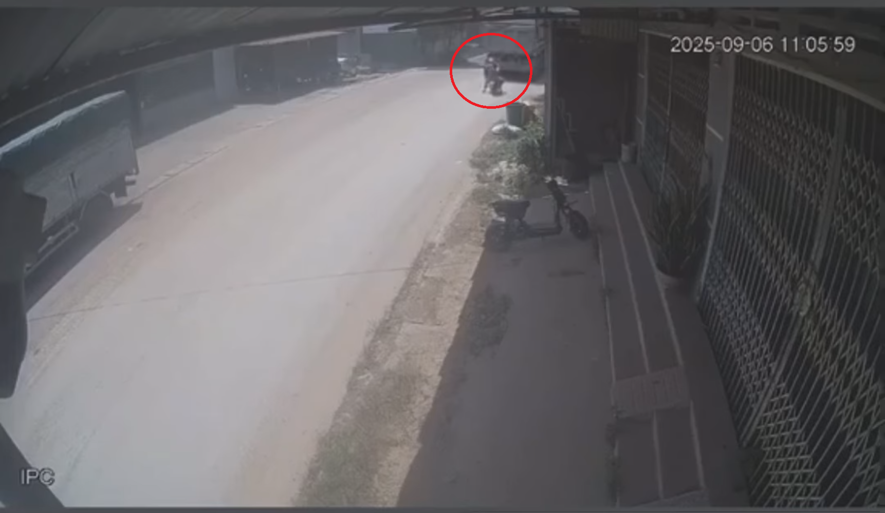 Xe ben lùi, va chạm với hai mẹ con đi xe máy phía sau