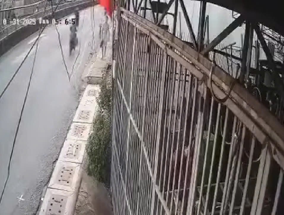 Xe máy đi lên vỉa hè tông tử vong người đi bộ