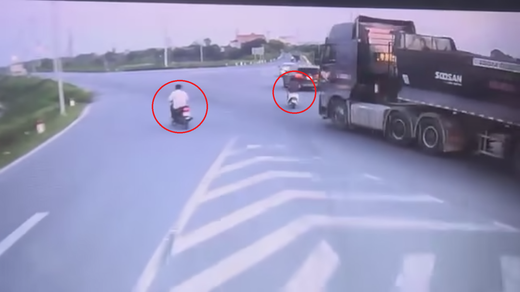 Tình huống giao thông khó đỡ của người lái xe máy khi gặp xe ben