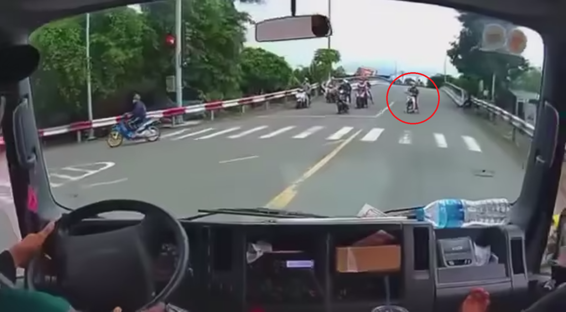 Xe máy một mình một làn ngược chiều khi dừng đèn đỏ