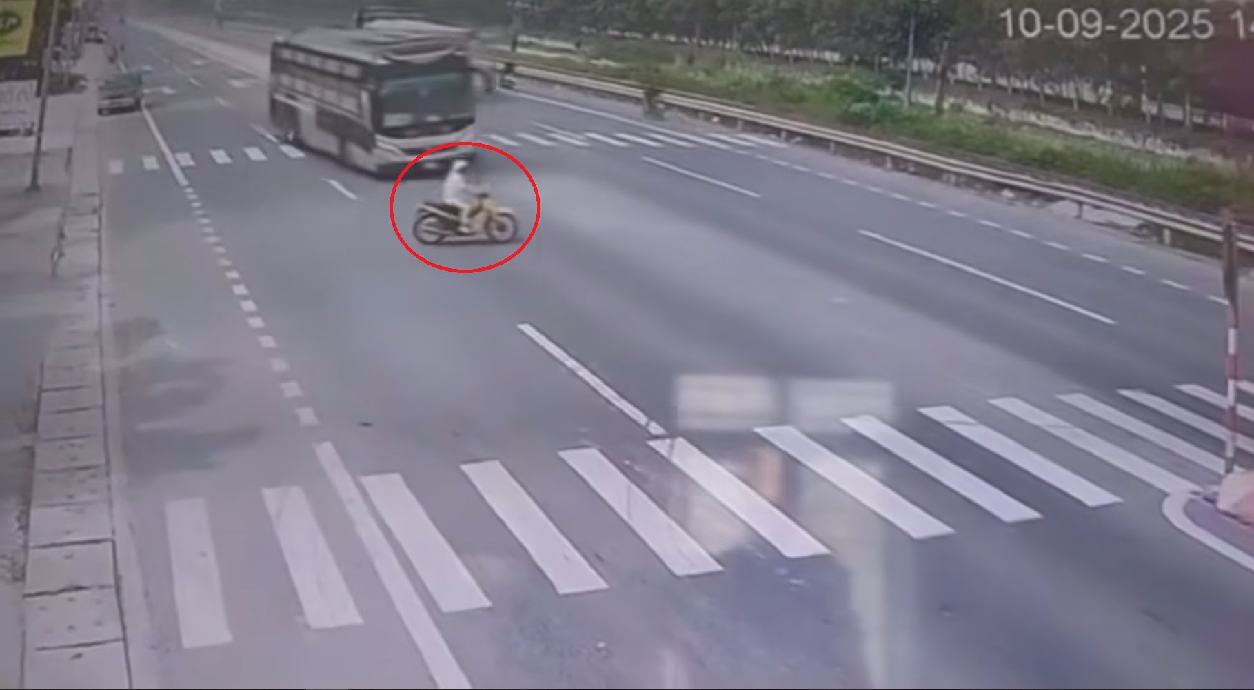 Xe máy bị hất văng vì sang đường không quan sát