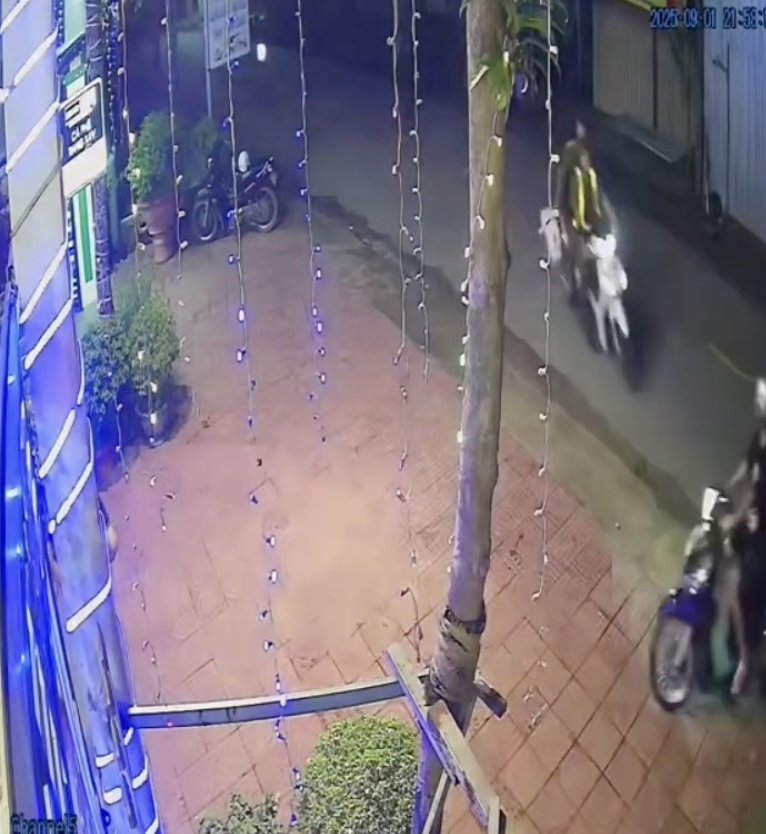 Thanh niên bốc đầu xe máy gặp cái kết hả hê