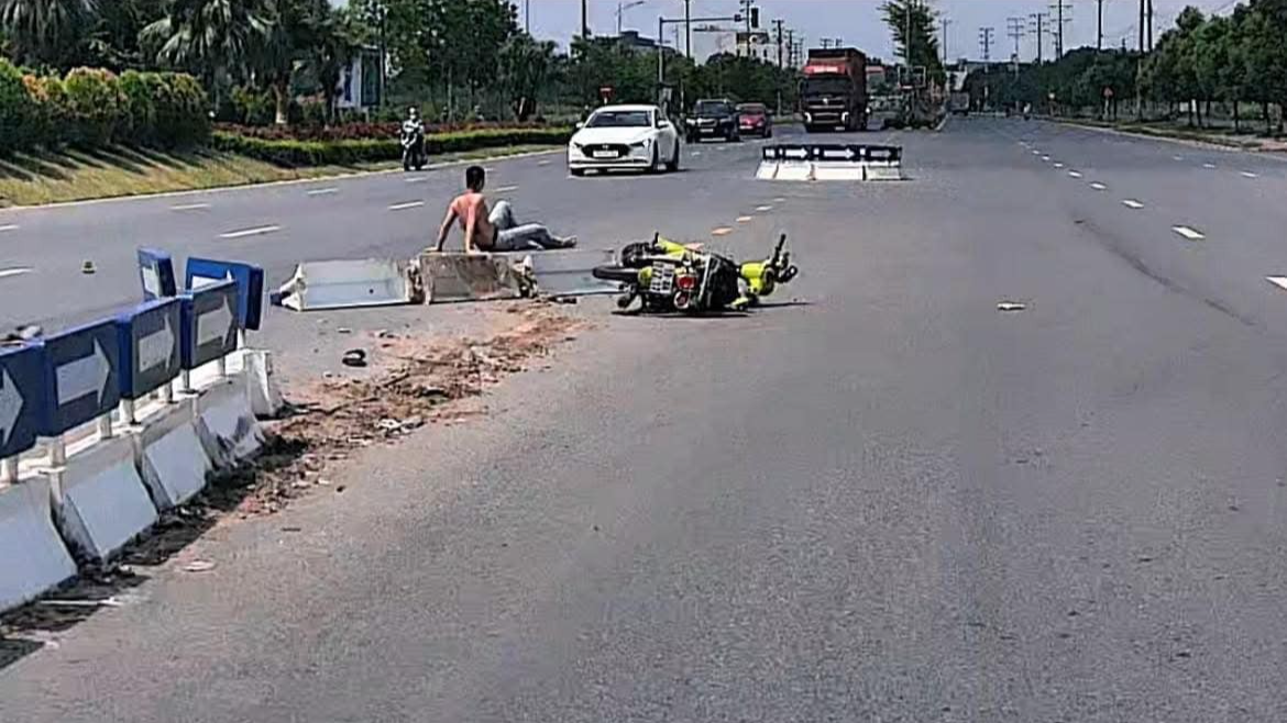 Không đội mũ, vượt đèn đỏ, người lái xe máy gặp bài học thích đáng