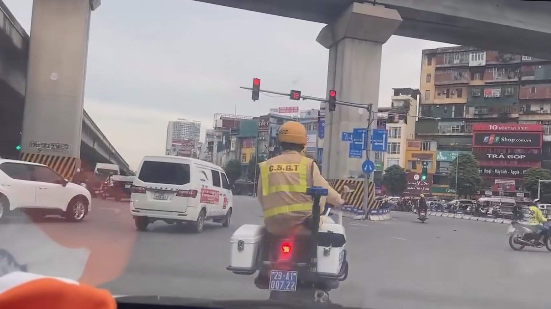 Lực lượng chức năng kịp thời cứu giúp người phụ nữ bị sốc phản vệ trên đường