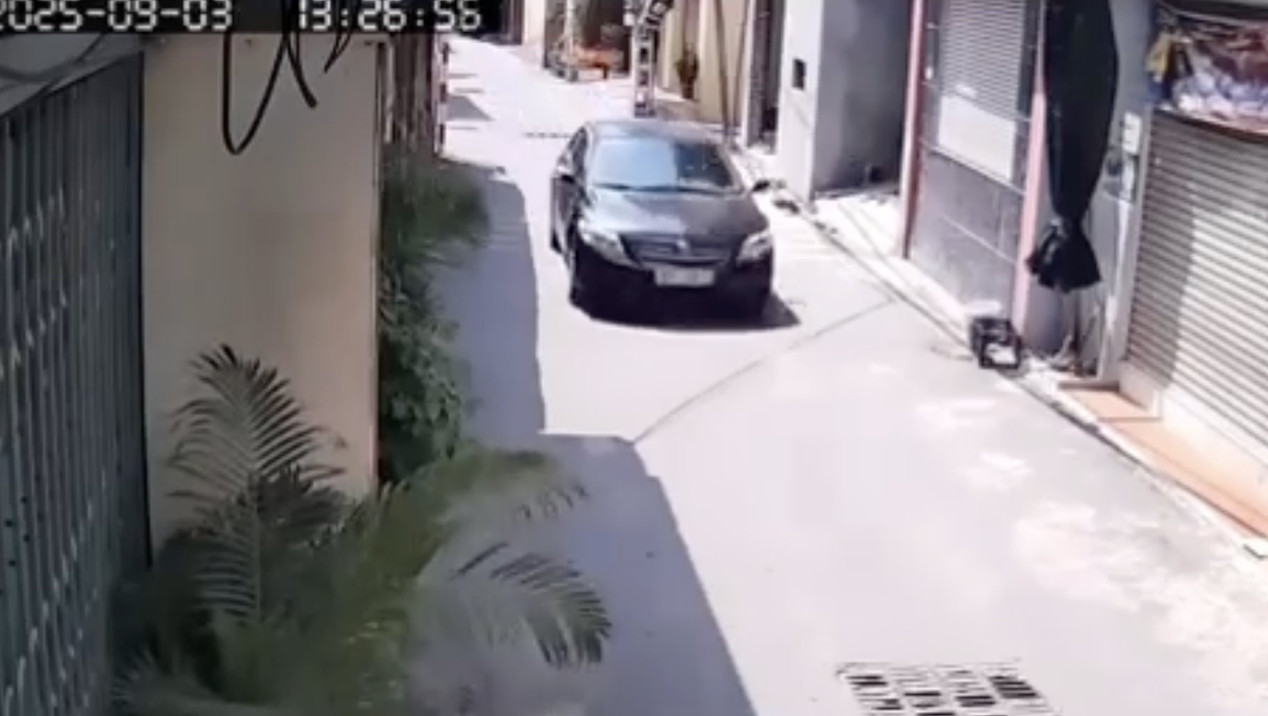 Camera cứu tài xế ô tô một bàn thua trông thấy