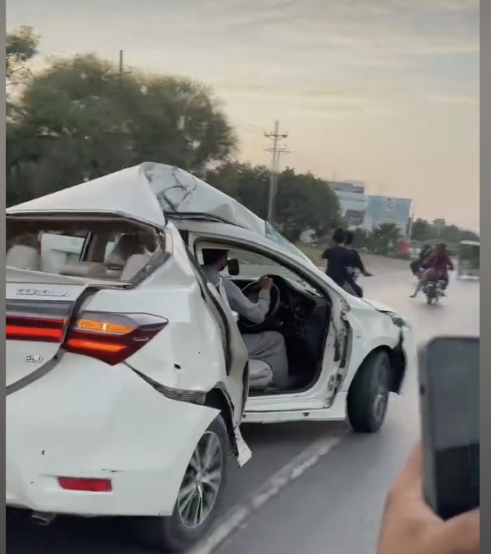 Corolla Altis bị đâm móp khung chạy bon bon trên đường