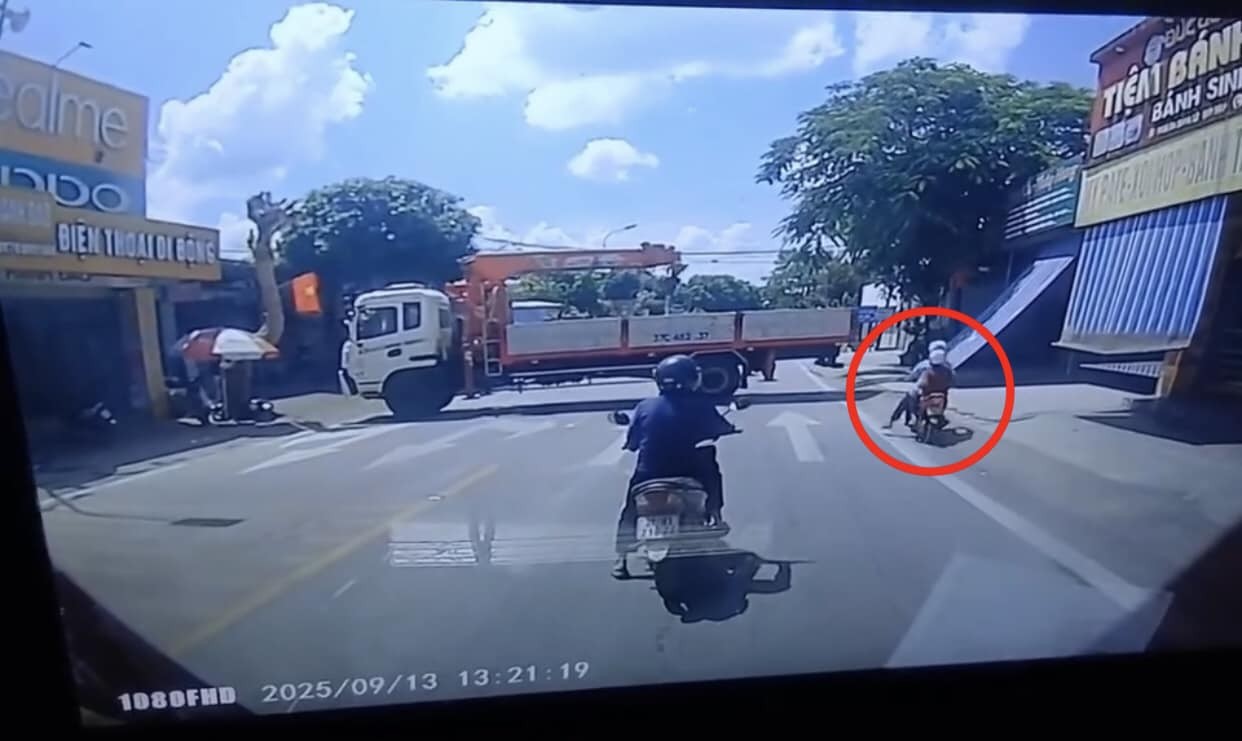 Va vào đuôi xe cẩu đang quay đầu, hai người đi xe máy nằm gọn dưới thùng xe