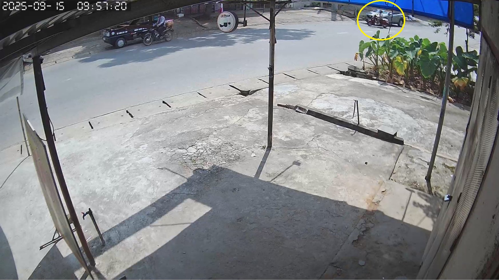 Va chạm khi xe máy quay đầu sang đường không quan sát