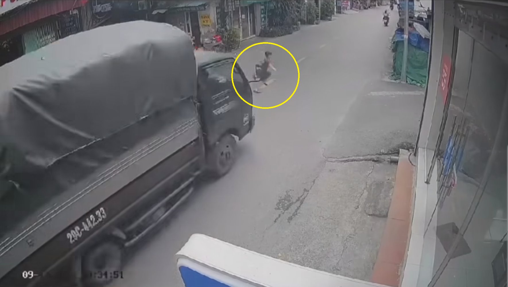 Thót tim khoảnh khắc xe tải lao tới suýt va trúng em học sinh đang chạy sang đường
