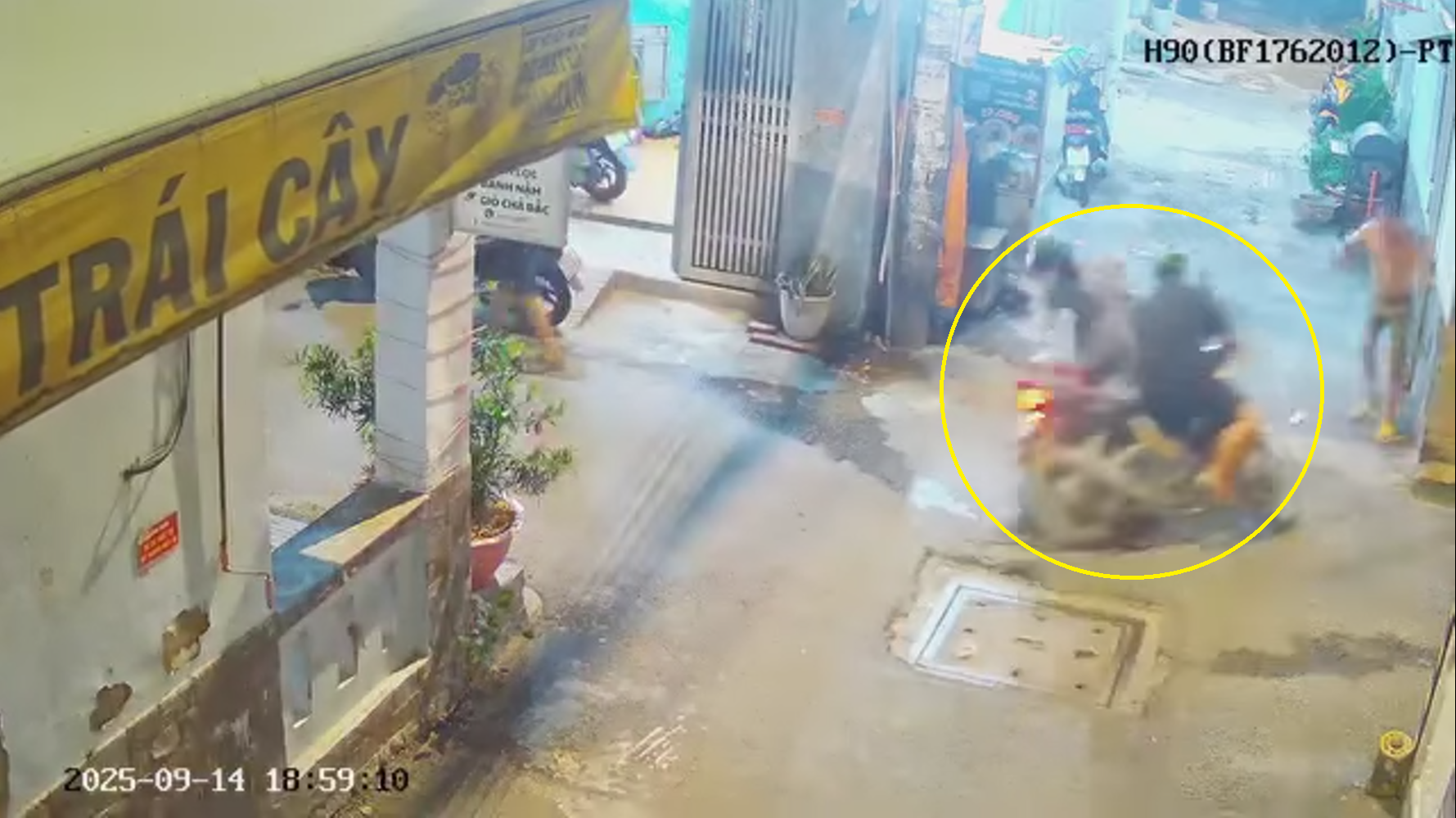 Hai xe máy tông nhau khi qua ngã tư trong hẻm mà không giảm tốc