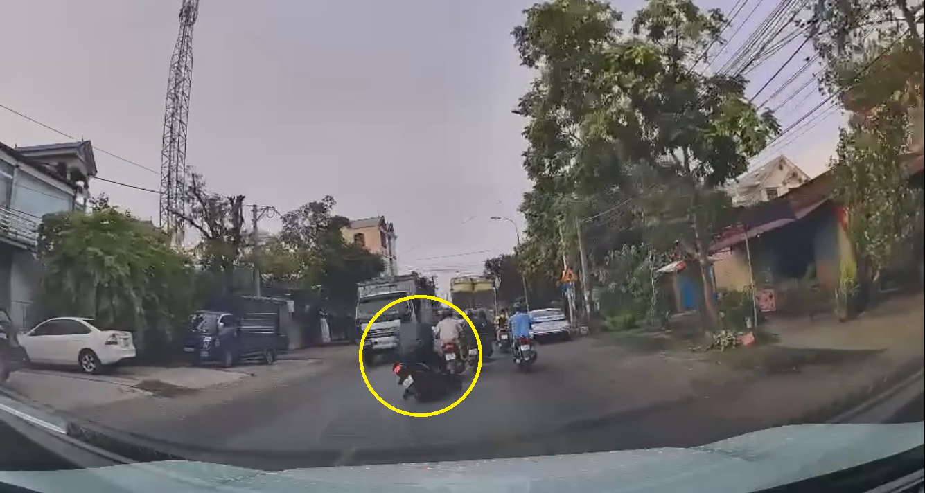 Vượt trái phanh gấp, người đàn ông ngã vào gầm xe tải
