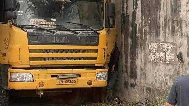 Bị xe tải ép vào tường, tài xế tử vong