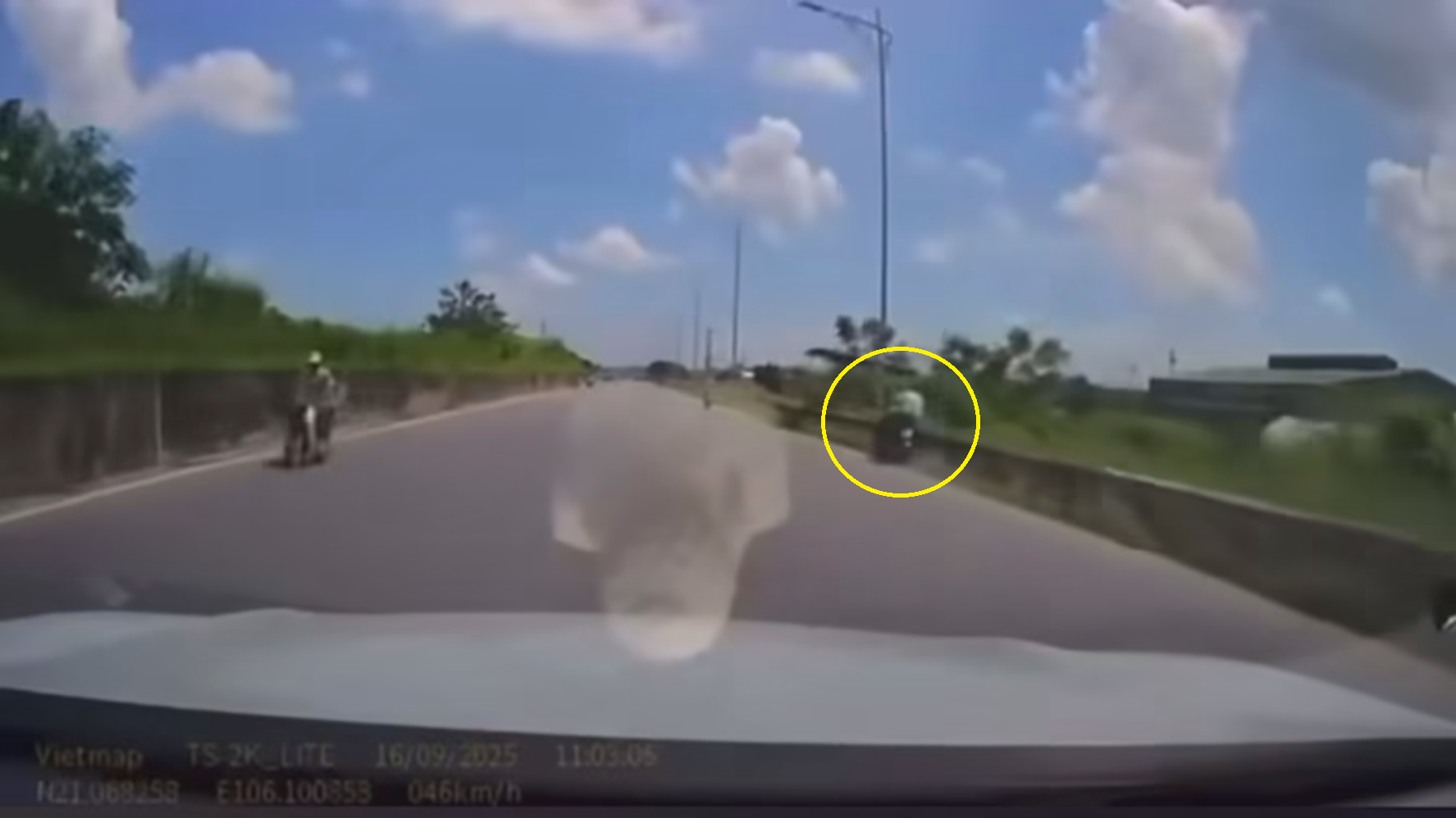 Tự ngã va vào lan can ven đê, người đàn ông lái xe máy tử vong