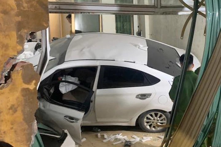 Xe ô tô phóng với tốc độ cao tông vào nhà dân ở Hưng Yên