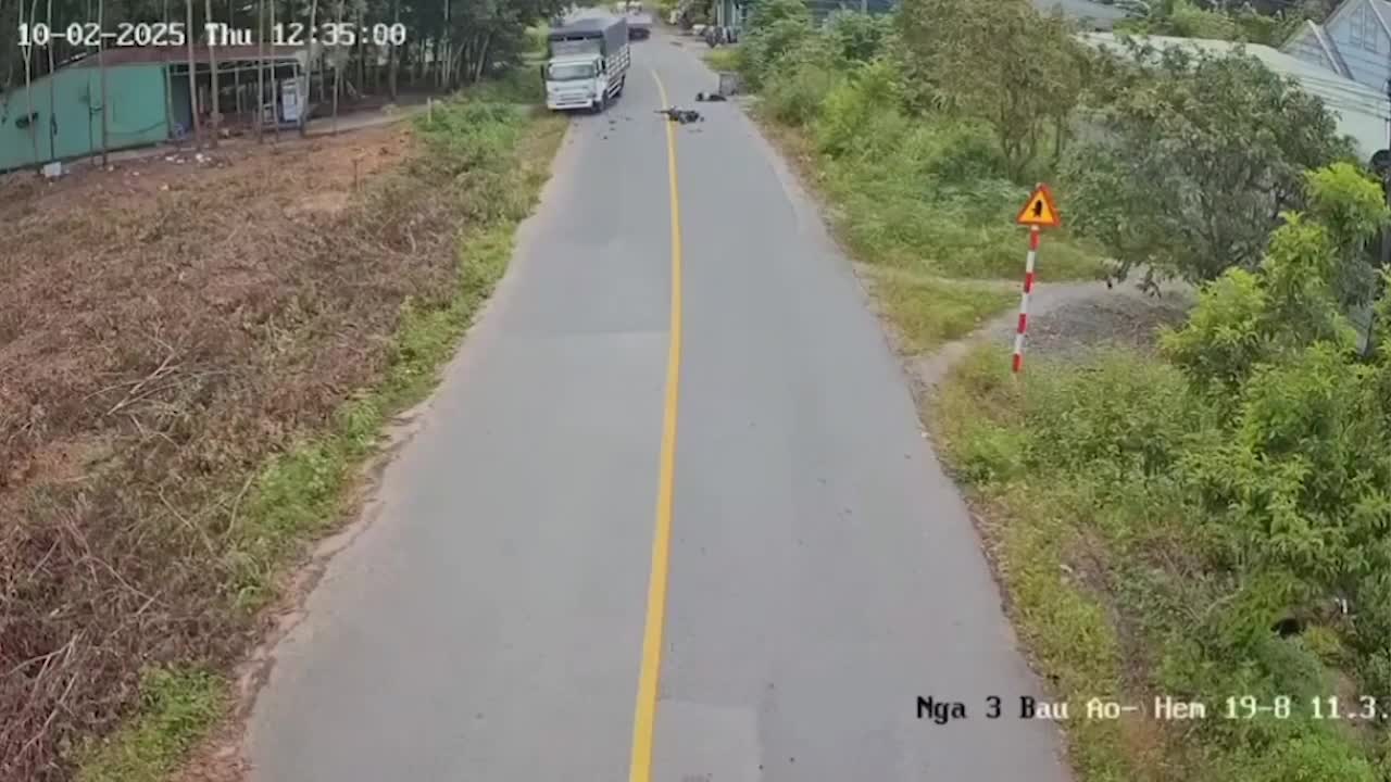 Vượt trái đúng lúc xe tải đi tới, hai mẹ con đi xe máy va chạm với đầu xe, bị văng ra ngoài