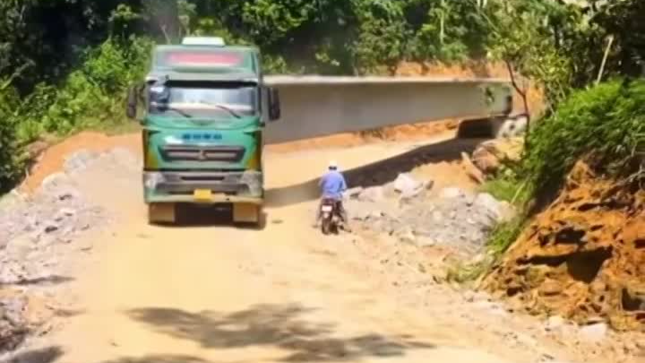Thót tim khoảnh khắc người đi xe máy chui gầm xe đầu kéo