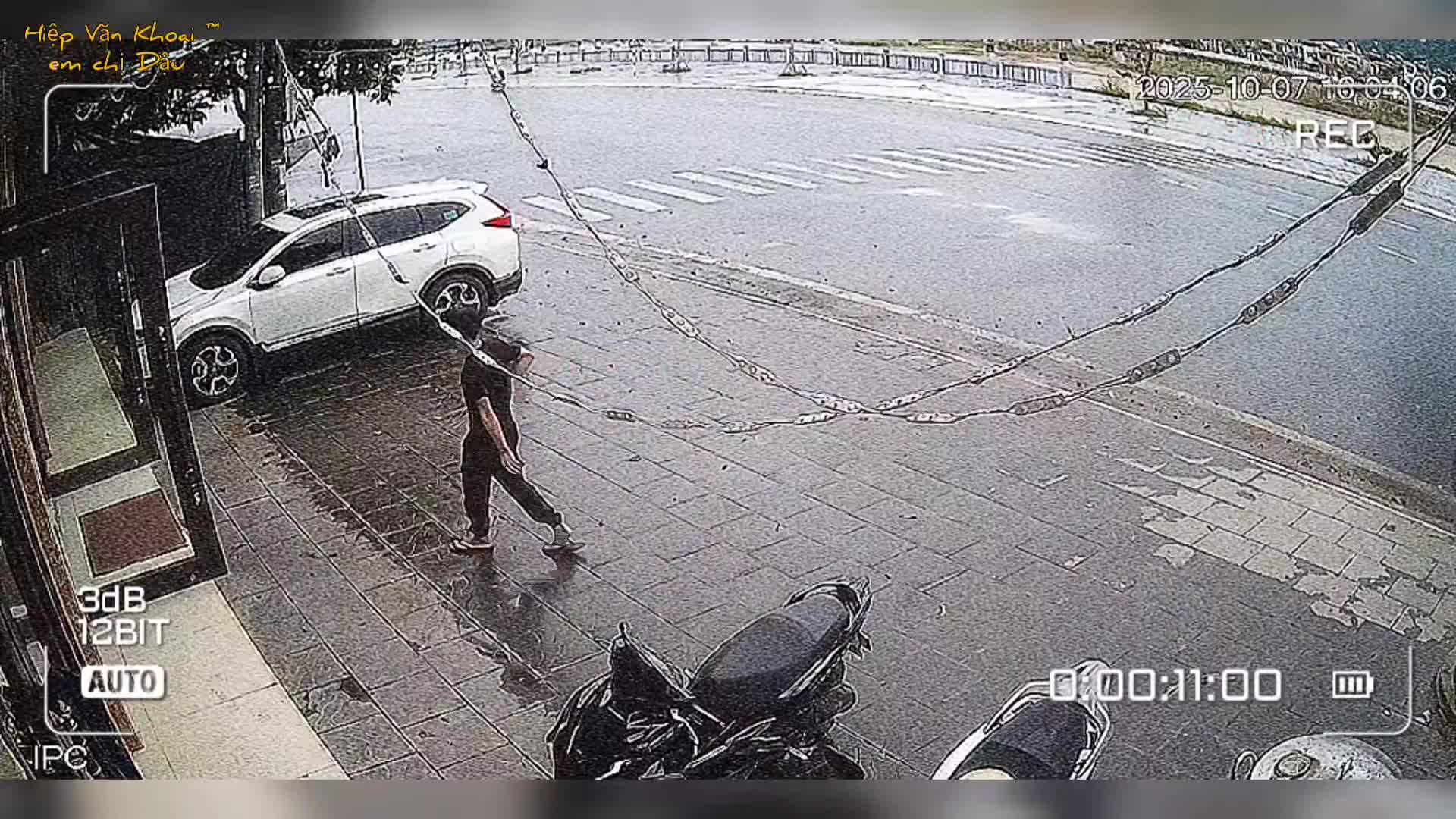 Thót tim khoảnh khắc xe ô tô mất kiểm soát tông lên vỉa hè