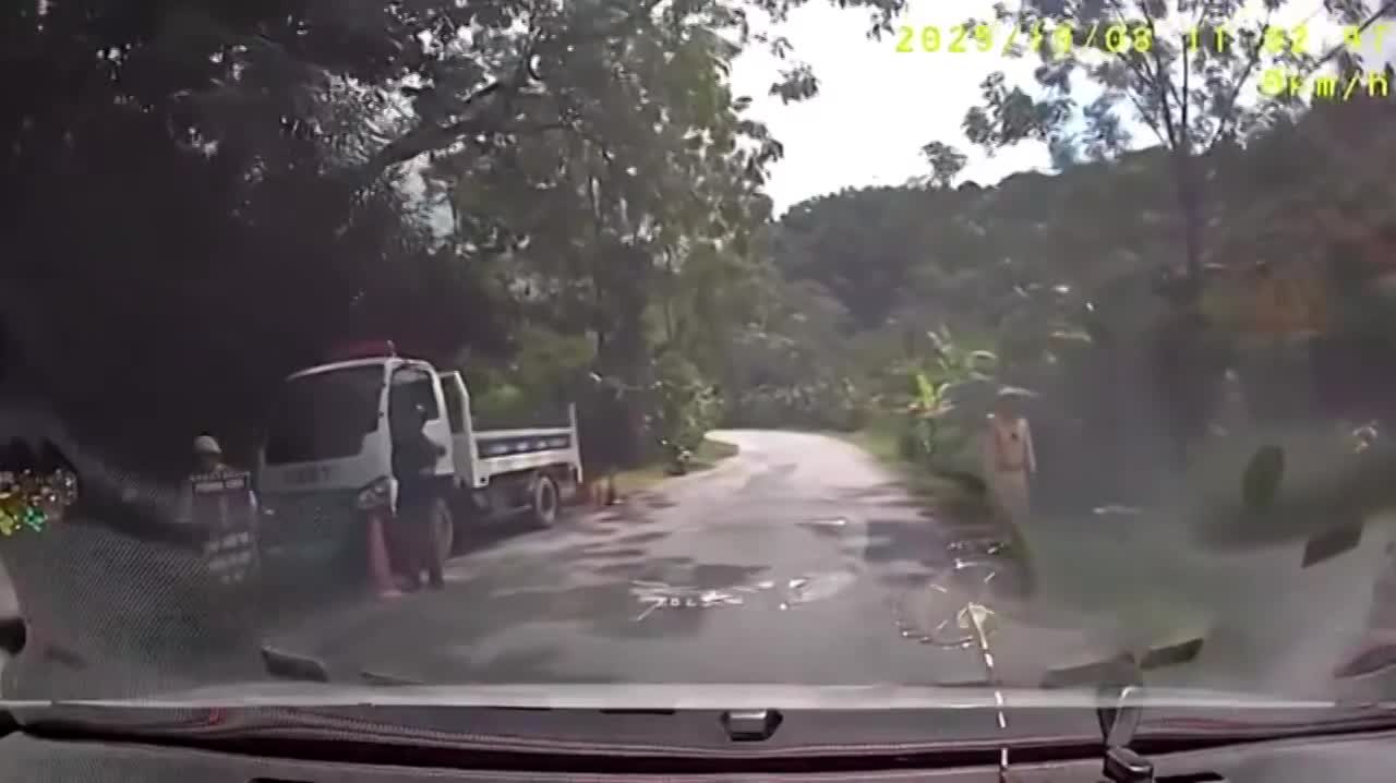 Phượt thủ phóng nhanh trên đường đèo, ngã ra ngay trước mặt CSGT