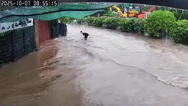 Lũ lụt, một chiếc xe cẩu đi qua sóng đánh khiến người đứng ven đường ngã nhoài, suýt cuốn vào gầm xe