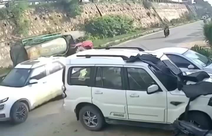 Đang di chuyển trên đường, ô tô bị một xe tải lao từ trên cầu xuống đâm trúng