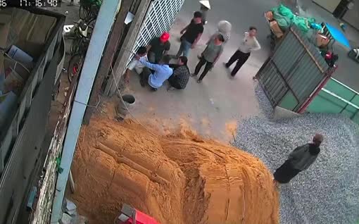 Đứng ngay trước phần cạnh cửa, người đàn ông bị ô tô lùi trúng và cái kết đau đớn
