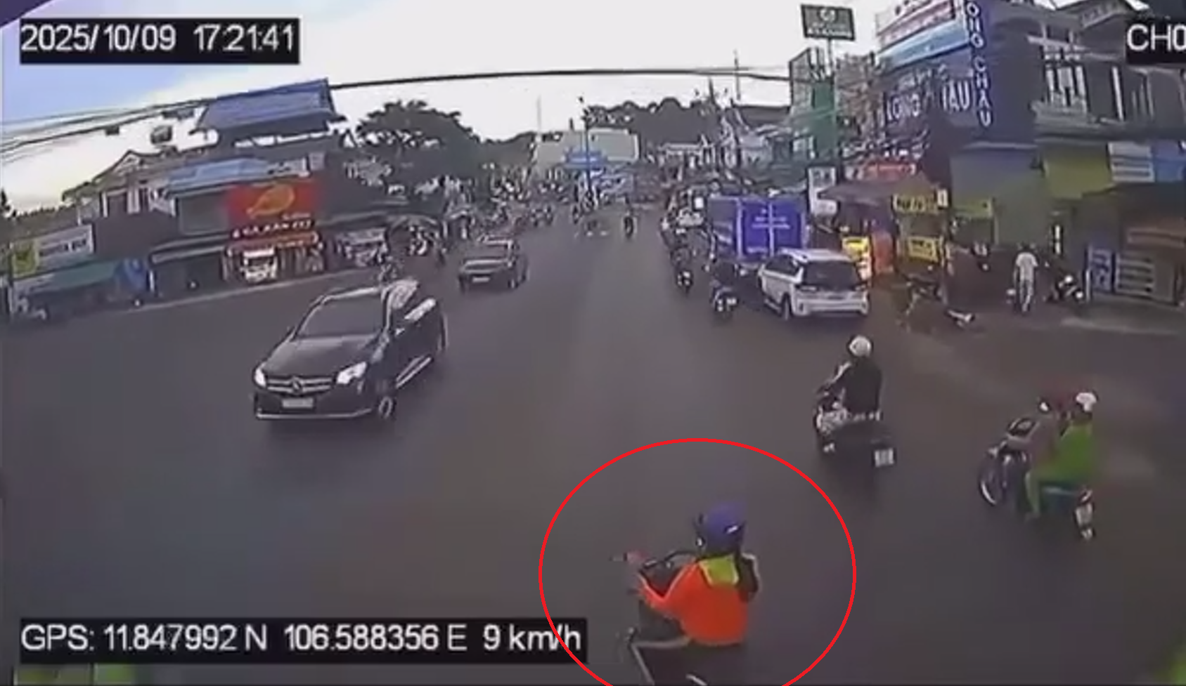 Chặn đầu xe tải lớn khi sang đường, người phụ nữ bị cuốn vào gầm xe