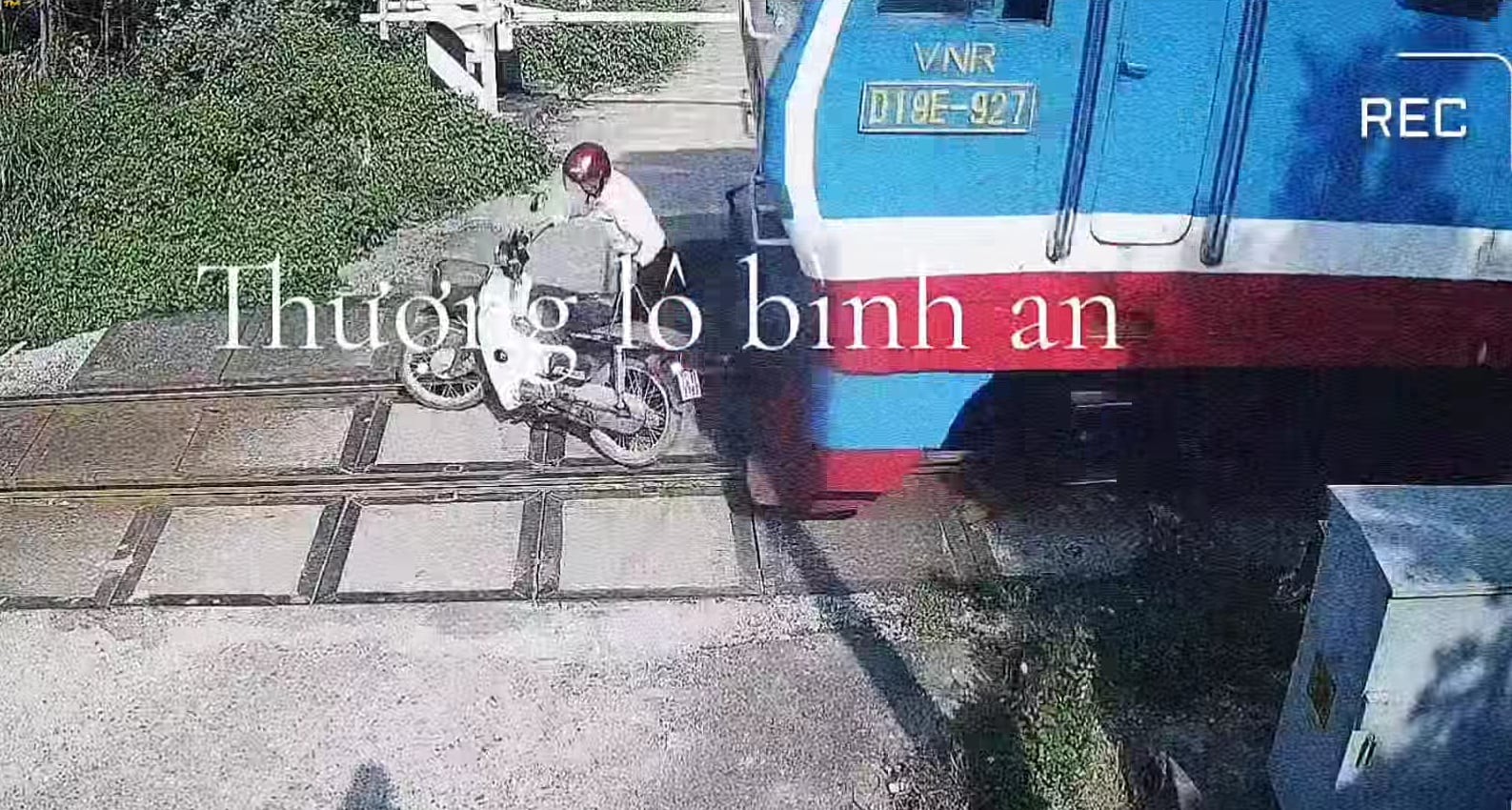 Cụ ông đi xe máy va chạm với tàu hỏa khi băng qua đường sắt