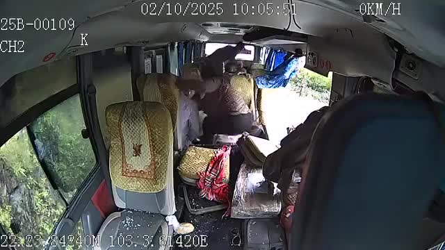 Thót tim khoảnh khắc xe ben va chạm với hông xe khách khiến hành khách bị thương