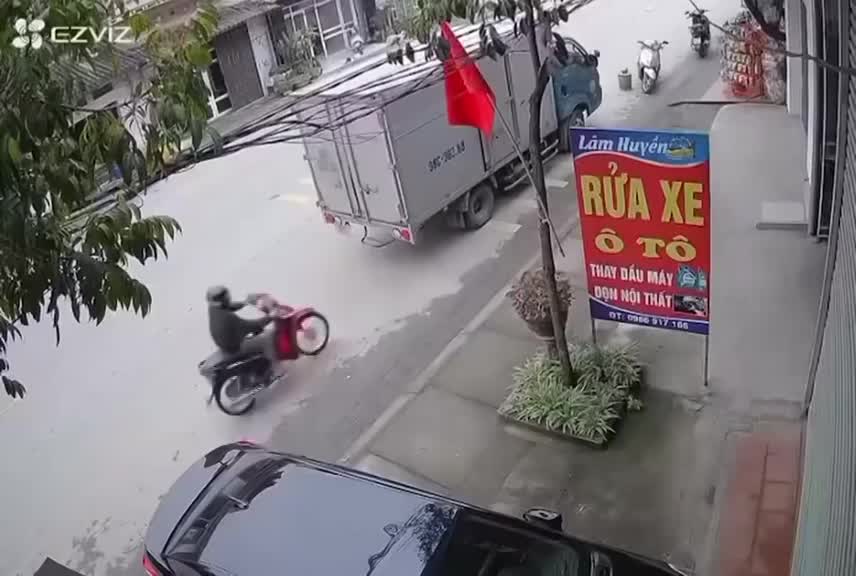Bắc Giang cũ: Người đàn ông đâm sầm vào đuôi xe tải đang dừng đỗ dưới lòng đường, xe máy biến dạng