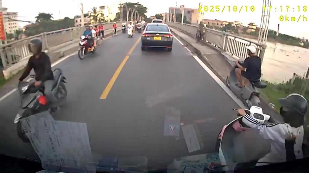Nô đùa trên đường khi đi xe điện, hai bạn nữ suýt ngã nhào trước đầu xe ô tô