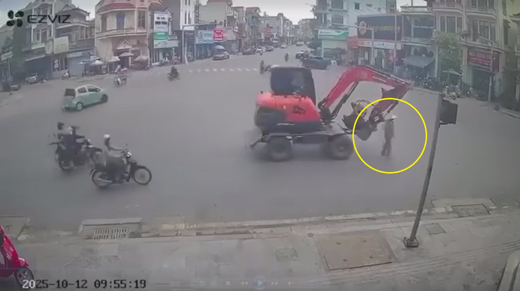 Sang đường không quan sát, người phụ nữ tử vong thương tâm dưới bánh xe cẩu