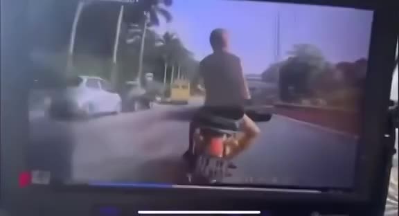 Góc nhìn khác từ vụ lái xe máy lạng lách trước đầu xe ben tại Hà Nam
