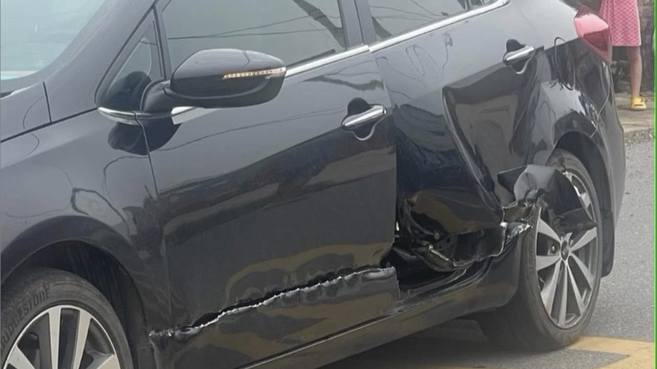 Xe nâng rời bãi lấy gạch thiếu quan sát, rạch hông xe con một vệt dài
