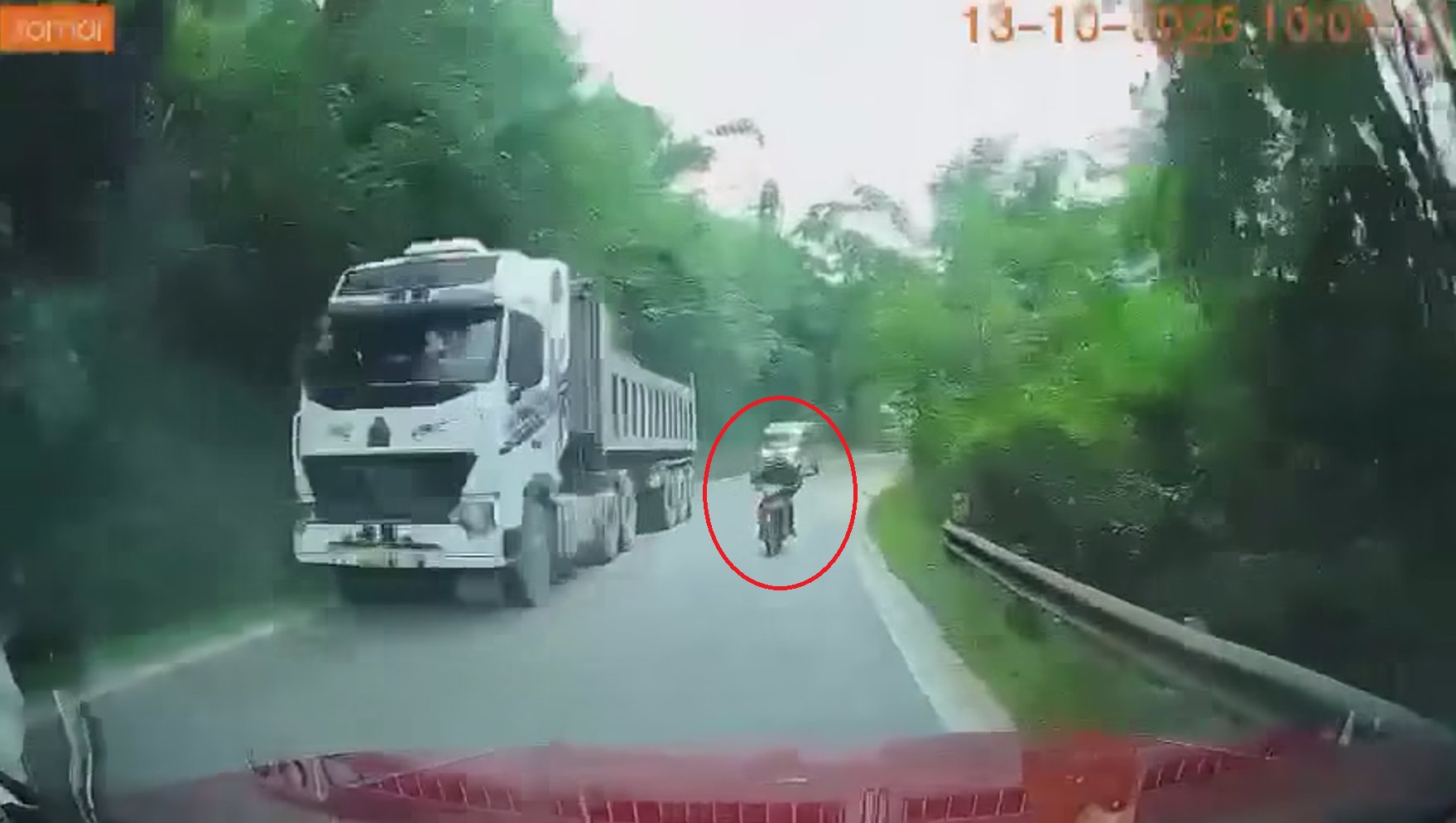 Vượt trái, va chạm với xe ô tô con đi chiều ngược lại rồi văng ra đường, người đàn ông bị xe tải cán tử vong