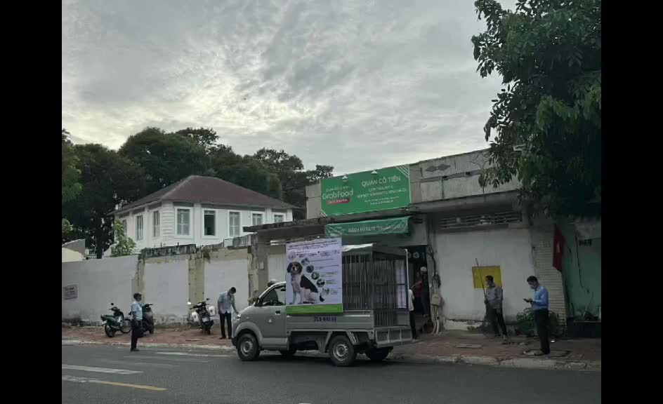 Chó thả rông hàng chục con nhào ra sủa người đi đường, chủ nhận cái kết đắng...