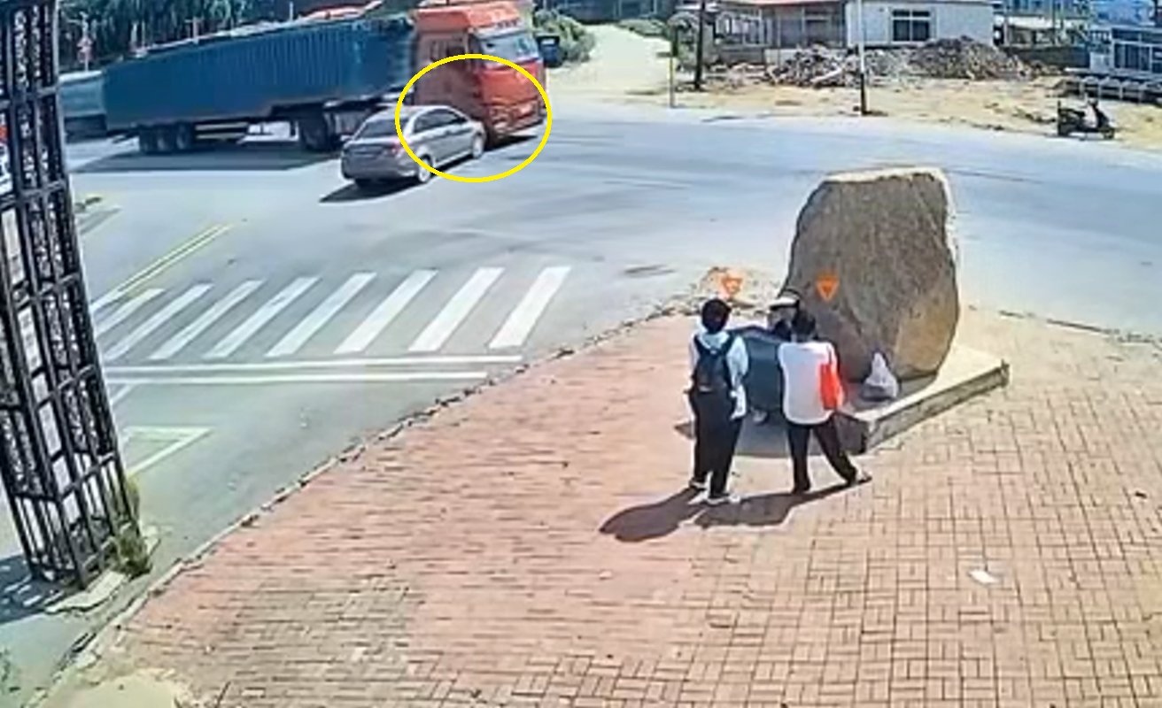Xe con sang đường không quan sát, suýt gây tai nạn nghiêm trọng với xe container đang di chuyển