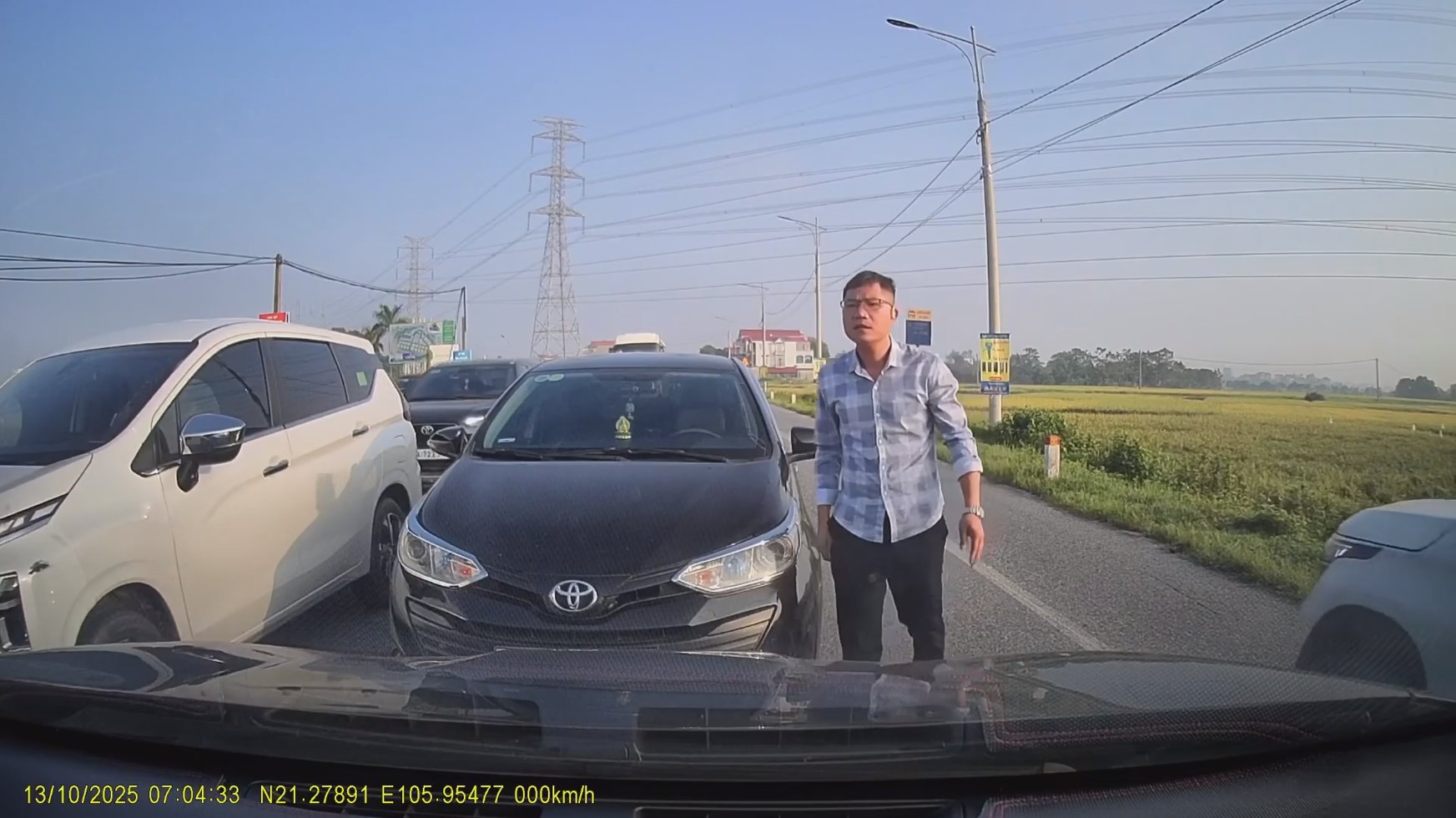 Xác minh, xử lý người đàn ông lái ô tô có hành vi lấn làn, cản trở phương tiện khác