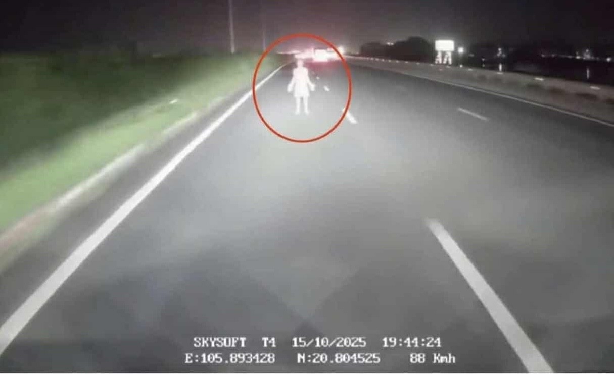Clip người đi bộ va chạm với xe khách trên cao tốc Pháp Vân - Cầu Giẽ