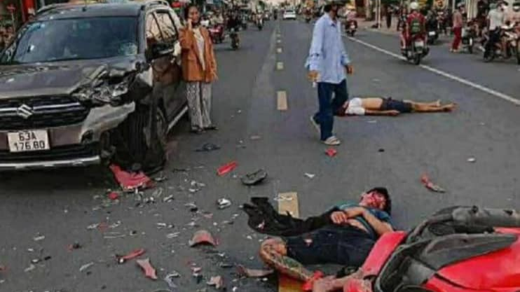 Hai thanh niên lái xe máy không đội mũ, đi ngược chiều va trực diện vào đầu ô tô