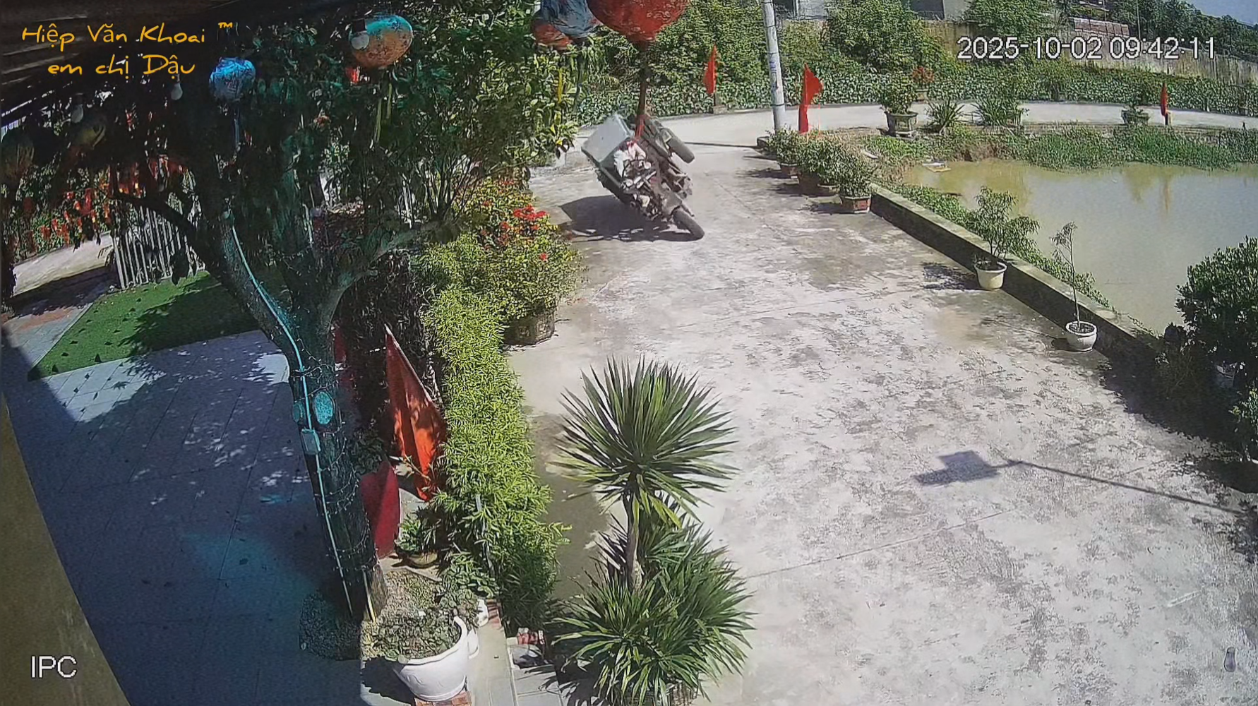 Khoảnh khắc xe lam chạy tốc độ cao mất kiểm soát khi vào cua